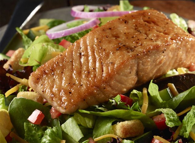 longhorn-steakhouse-salmon-salad