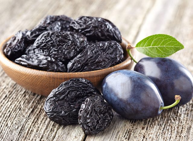 Dried and undried prunes