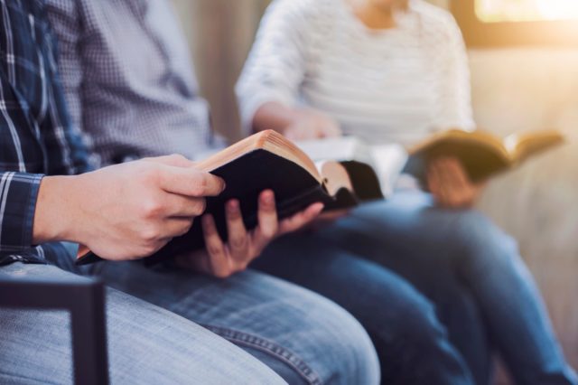 amigos em grupo lendo e estudando a bíblia juntos