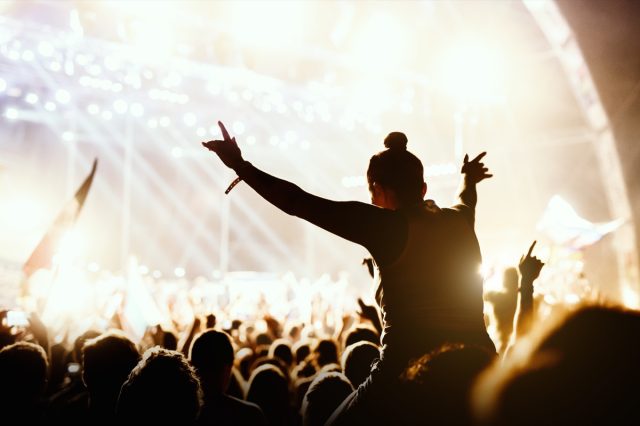 Chica disfrutando de la fiesta del festival de música al aire libre.  -