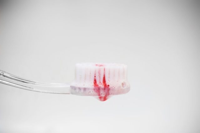 Diş fırçasındaki baloncukta kan lekesi