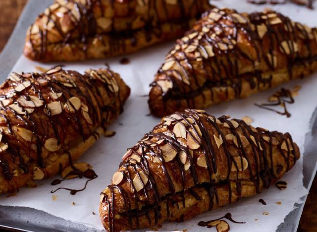 au bon pain almond croissant