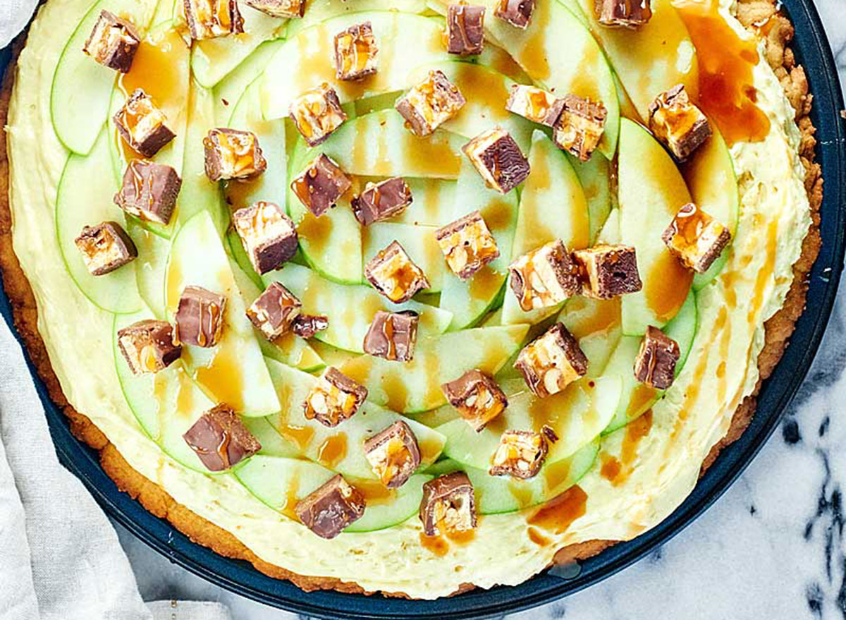 caramel apple dessert pizza