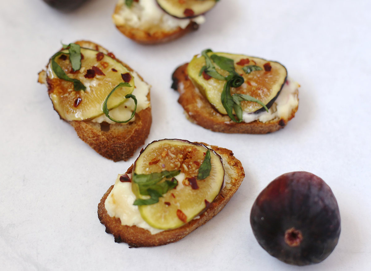 fig crostini with whole figs