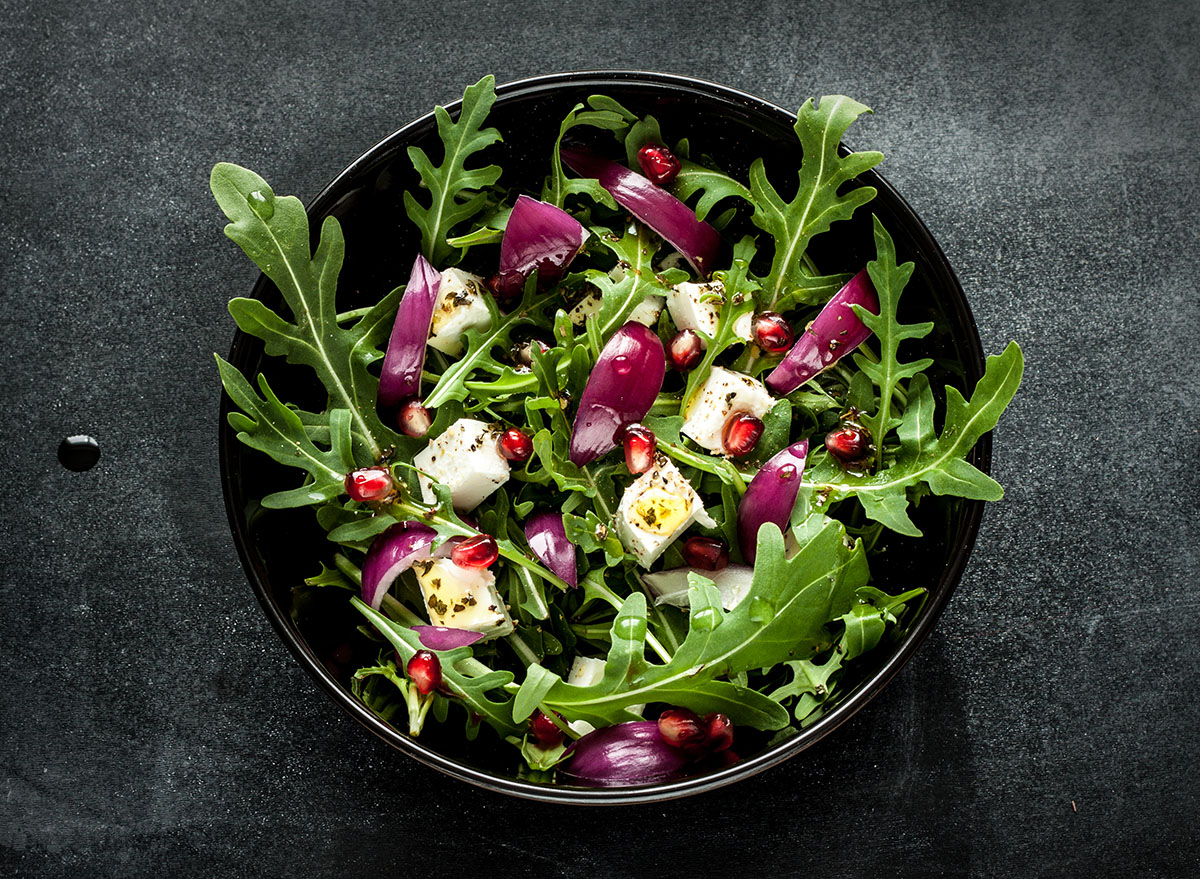 fersk arugula salat med feta, løk og granateple