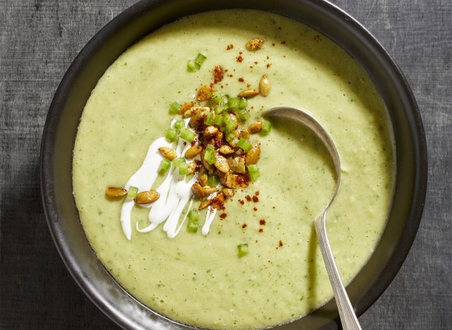 Sopa Keto de aguacate en un bol con una cuchara