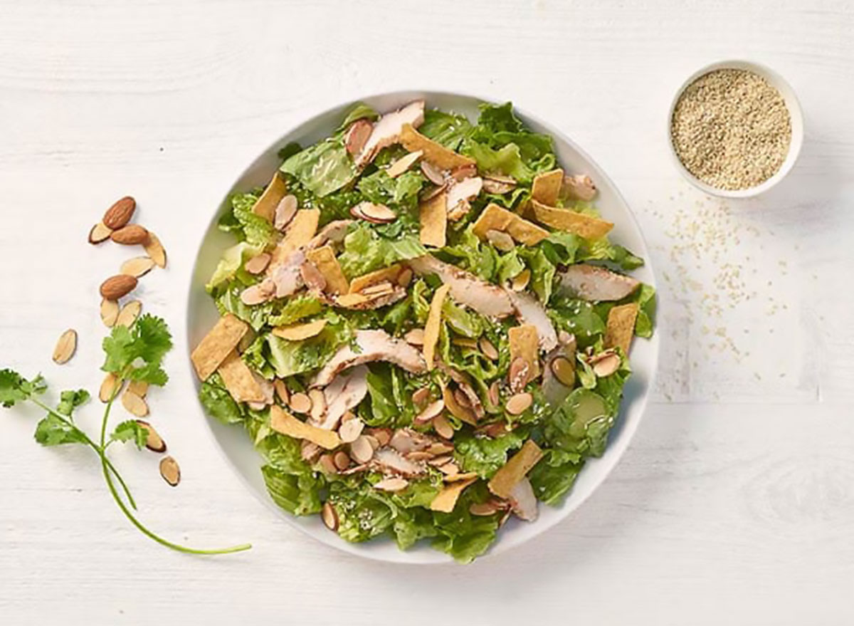 ensalada de pollo con sésamo asiático completa panera con vinagreta de sésamo asiático
