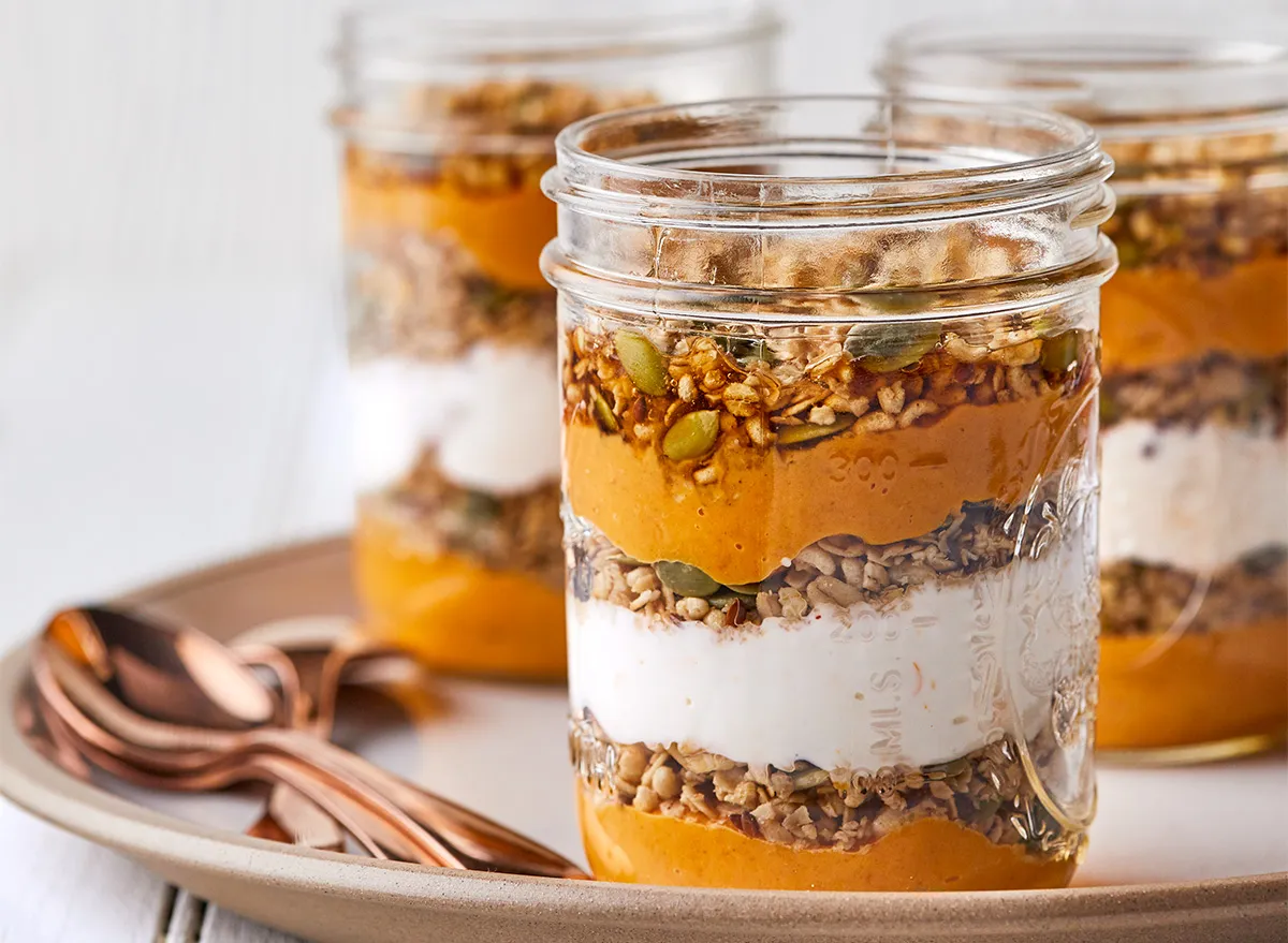 parfait di zucca piccante in vaso di vetro con cucchiai