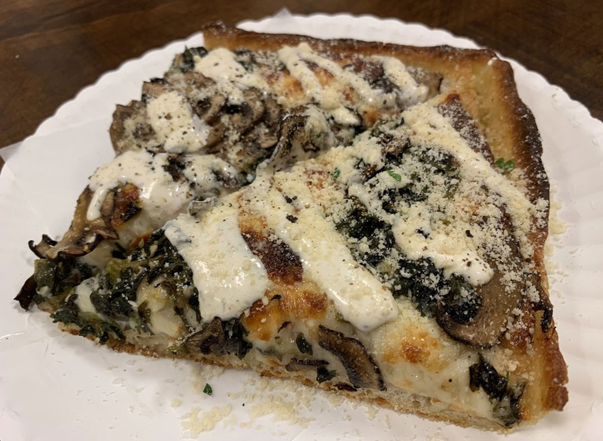 spinach garlic and mushroom pizza