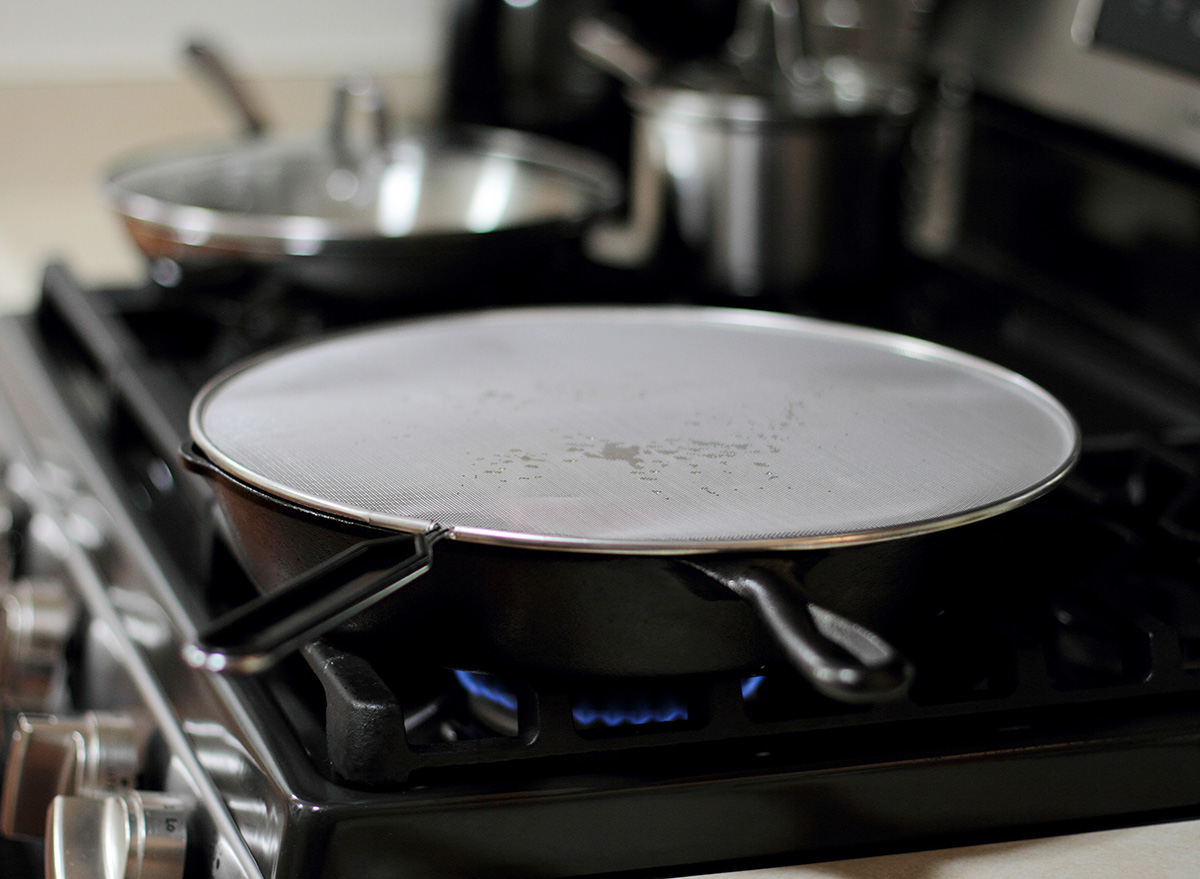 splatter screen on black pan