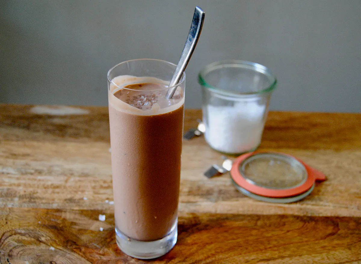 Paleo Tahini Schokoladenshake im Glas mit Löffel