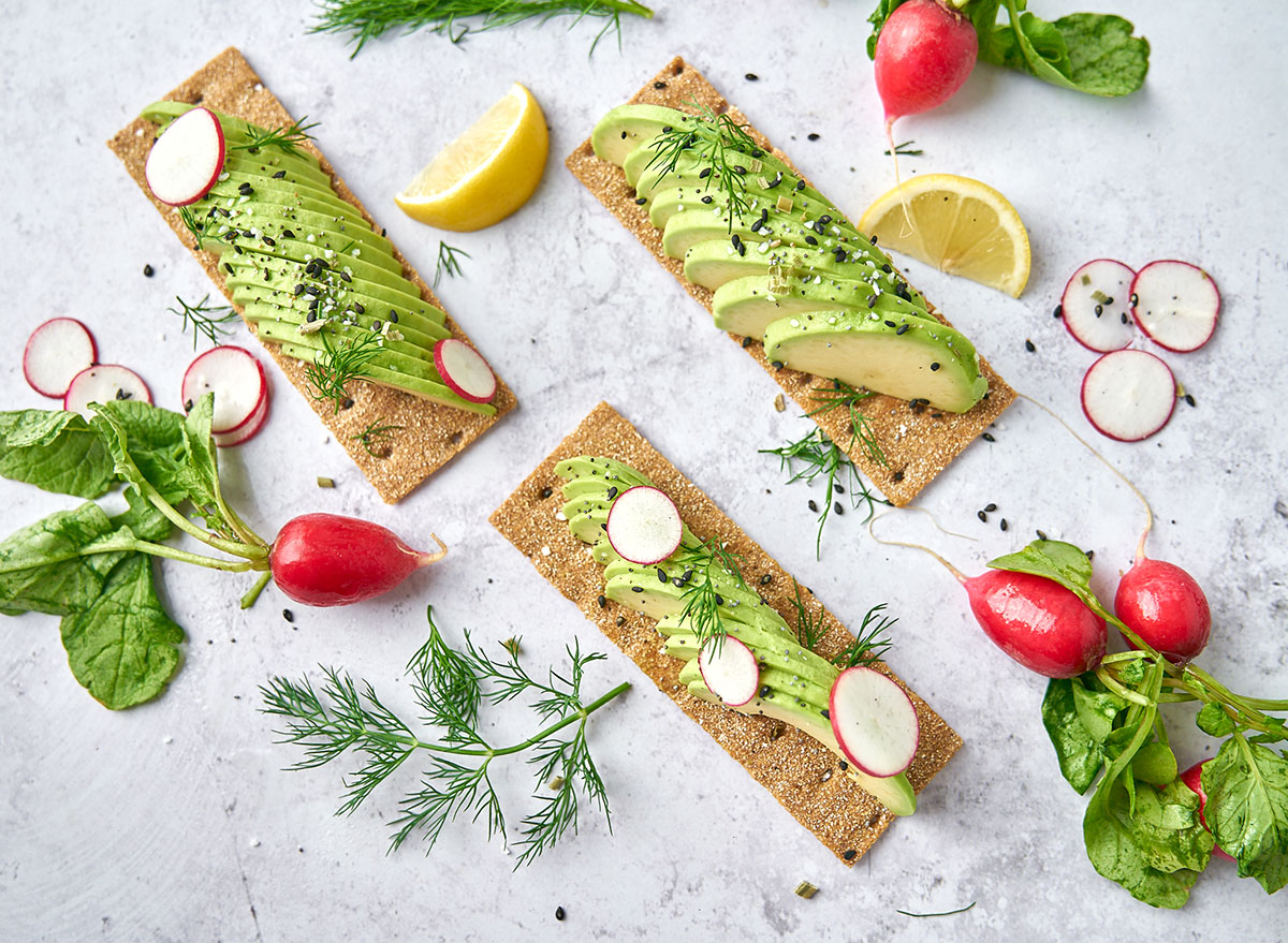 patatine di avocado con limone e ravanello