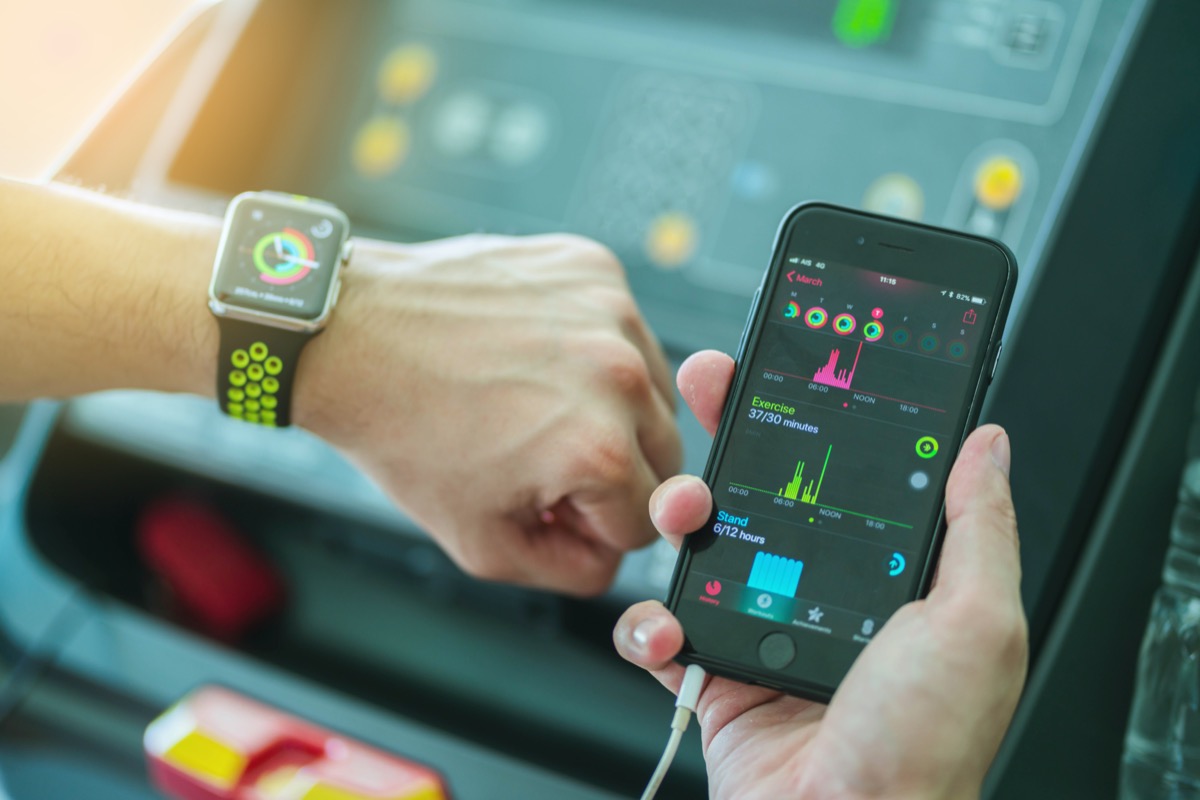 an Comparing Activity App and check on Apple Watch and iPhone before running working out