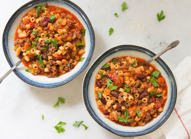 Duas tigelas de imitação de fagioli de macarrão Olive Garden com salsa e queijo parmesão