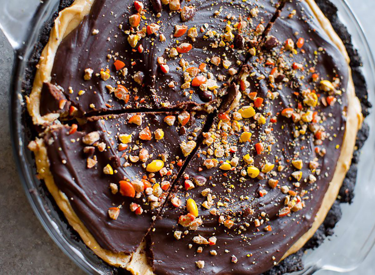 peanut butter pie with fudge topping and reeses pieces