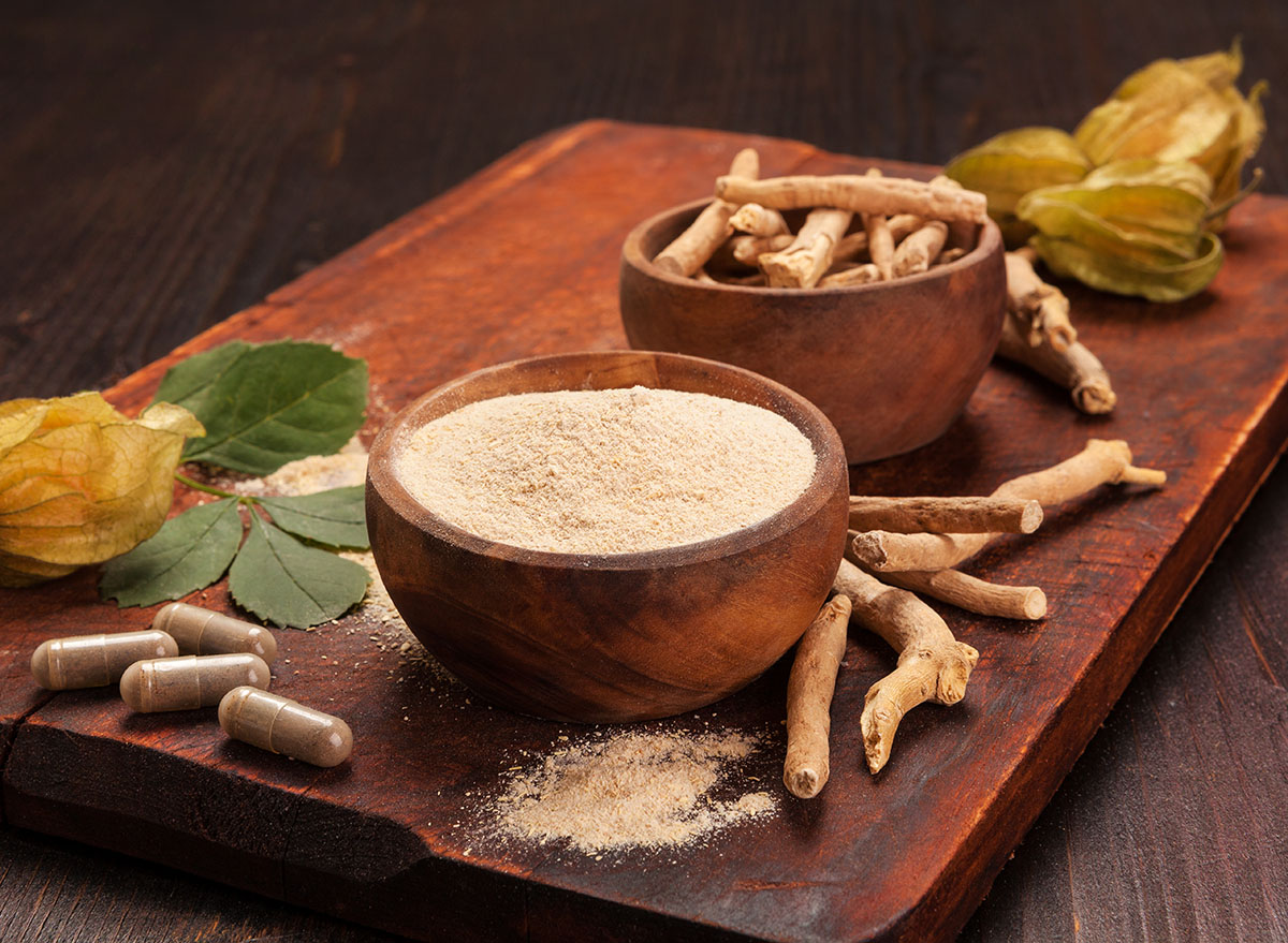 roots-and powder of ashwagandha on wooden surface