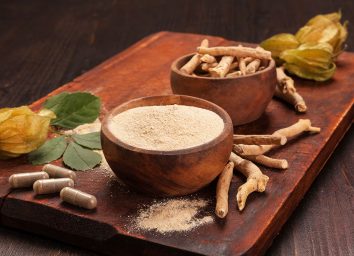 roots-and powder of ashwagandha on wooden surface