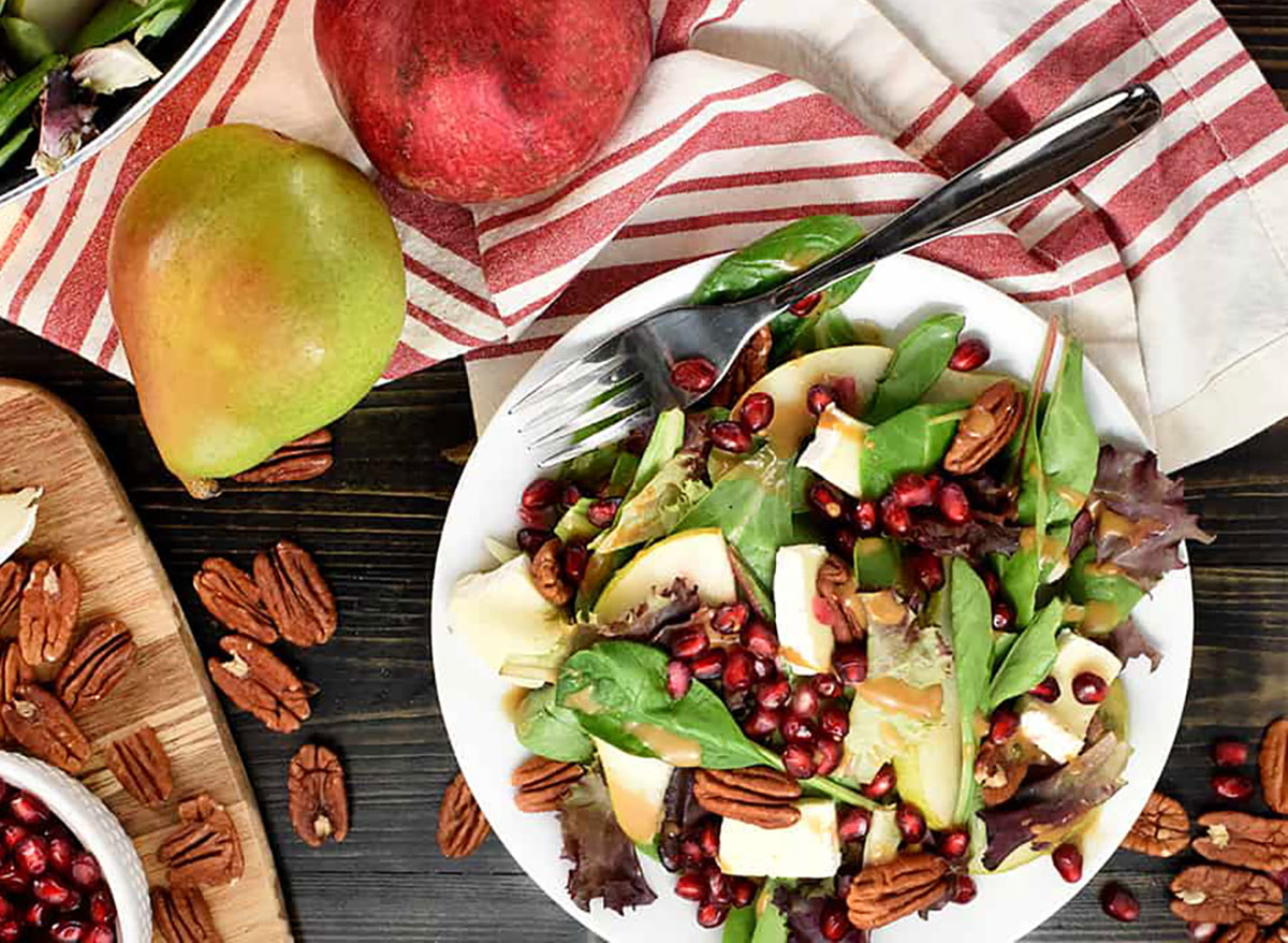 spinach salad with pomegranate seeds and pecans