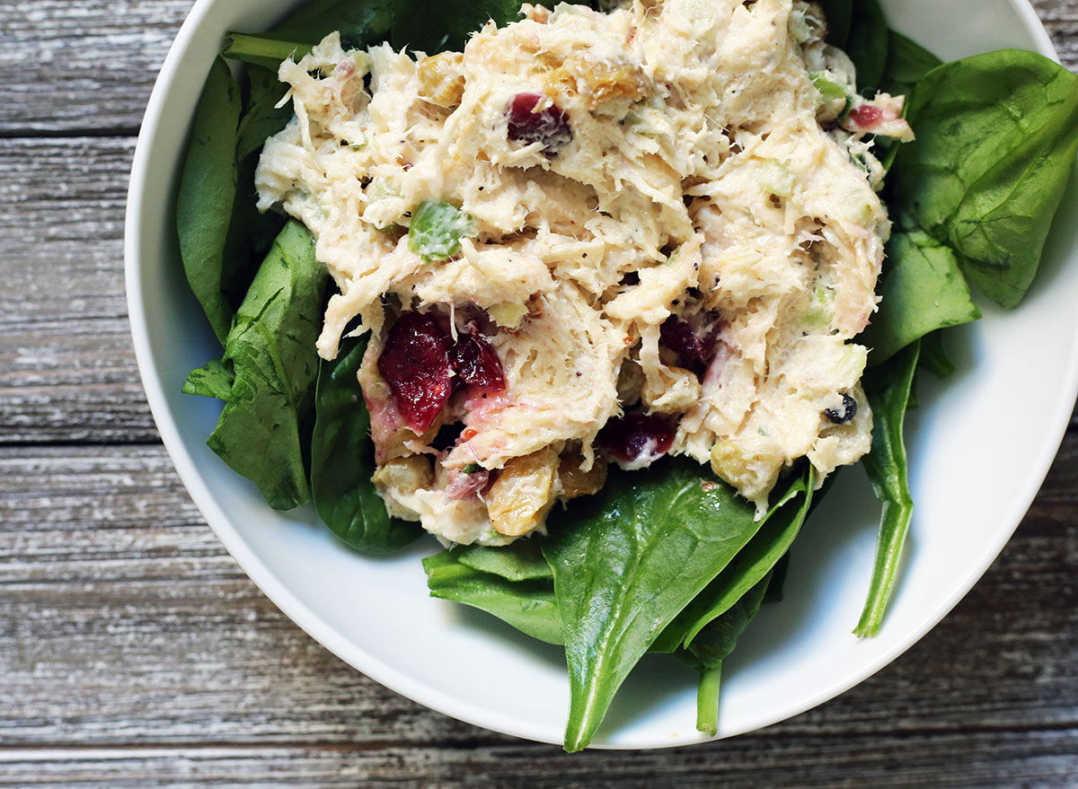 insalata di pollo whole30 su un letto di spinaci in una ciotola