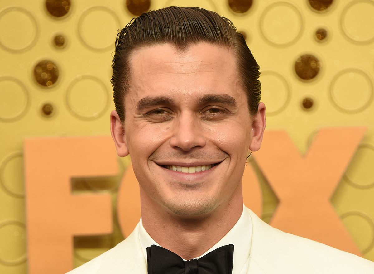 antoni porowski on red carpet