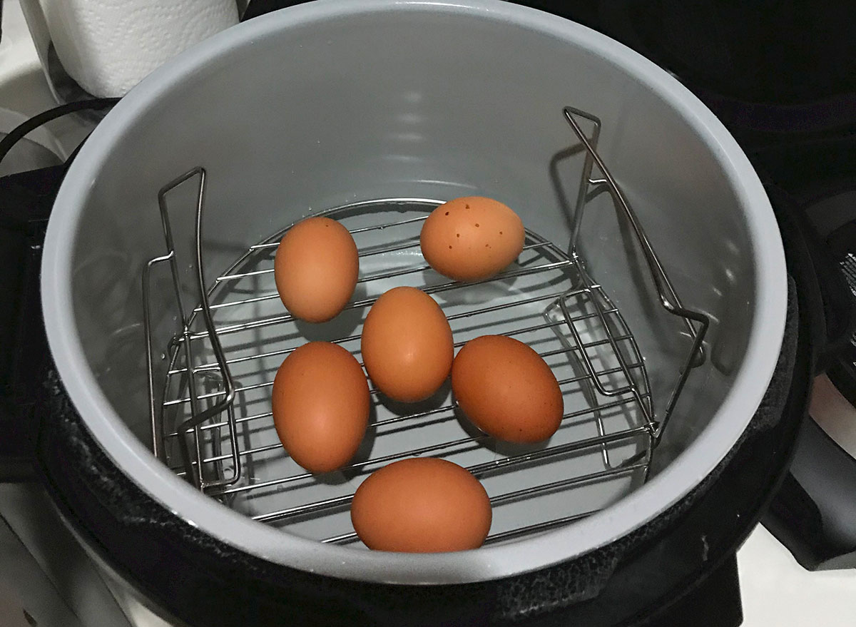 brown eggs in pressure cooker