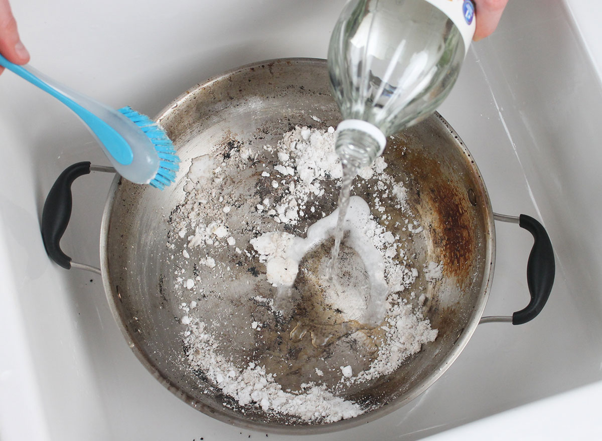 add vinegar to baking soda in the pot