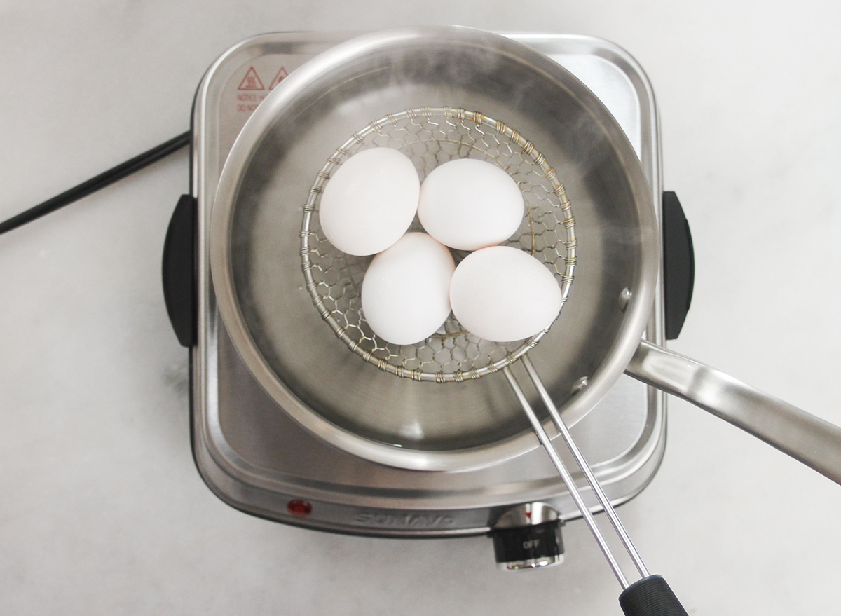 making soft boiled eggs