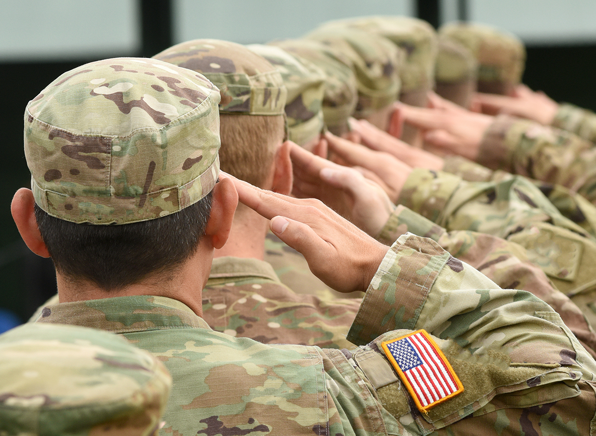 us soldiers giving salute