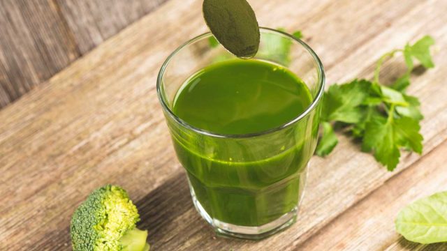 super greens powder in cup of water