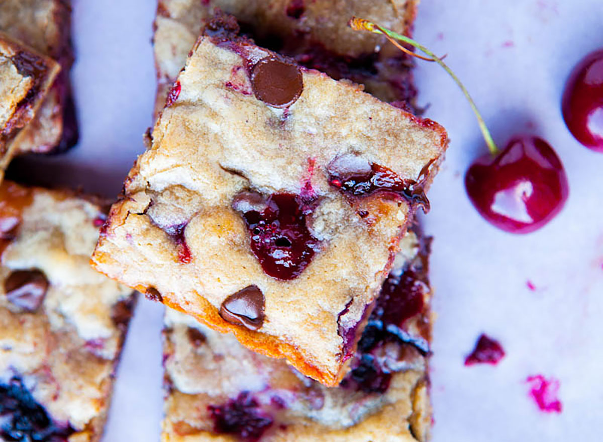 chocolate chip cherry dessert bar squares