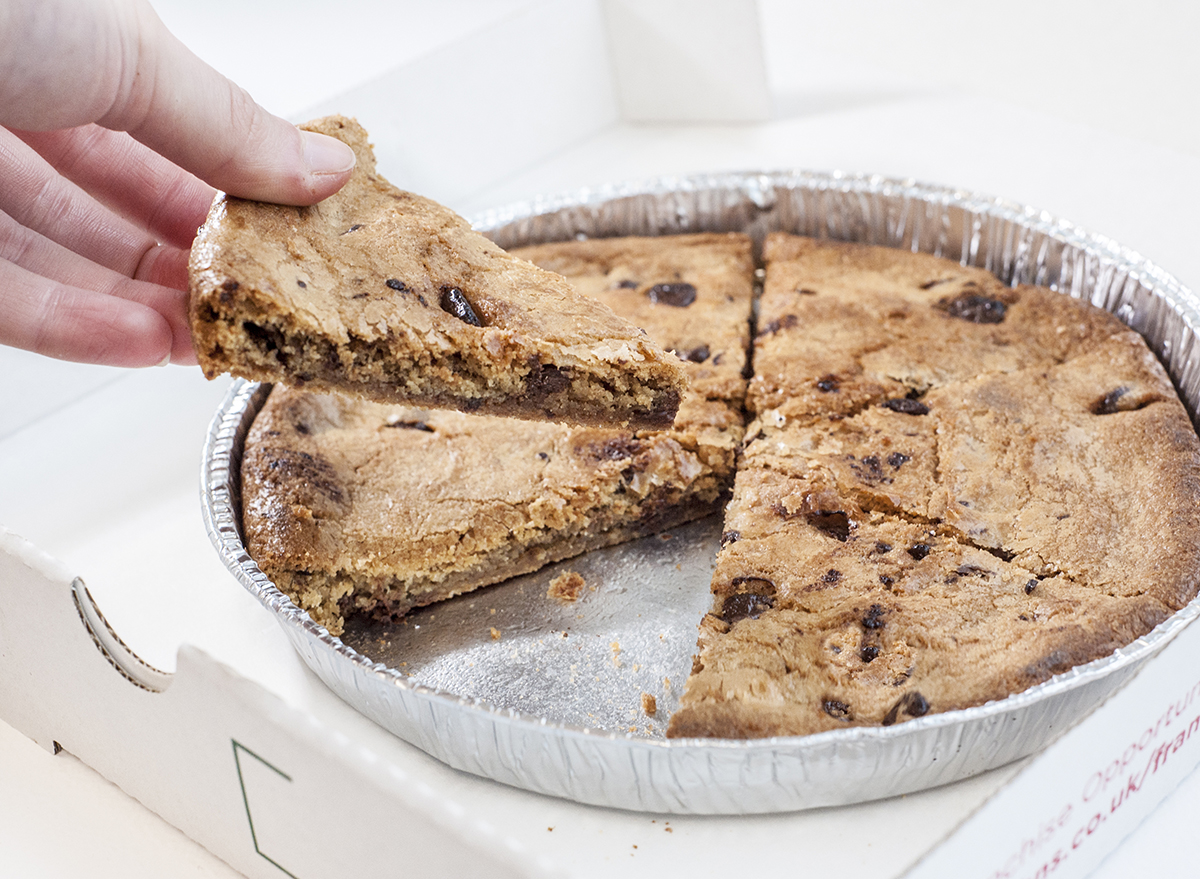 chocolate chip cookie pizza
