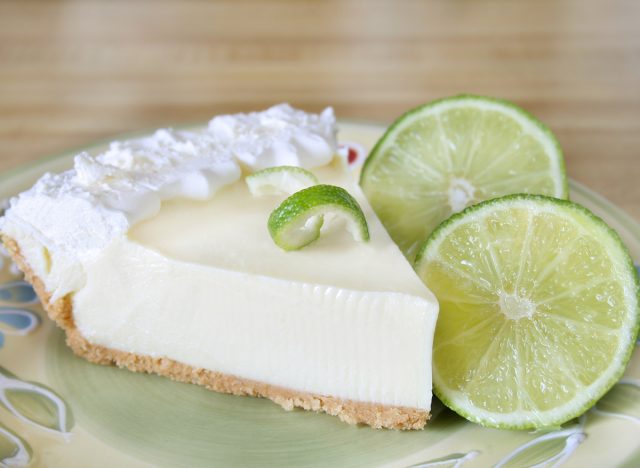 fetta di torta al lime con fettine di lime fresche