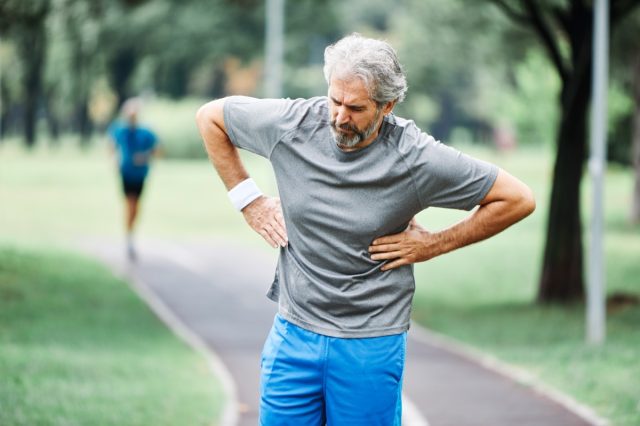 retrato de un anciano haciendo ejercicio y corriendo al aire libre con problemas cardiovasculares dolor en el pecho
