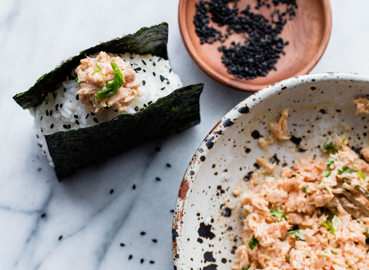 spicy tuna onigiri on seaweed wrapper and in bowl