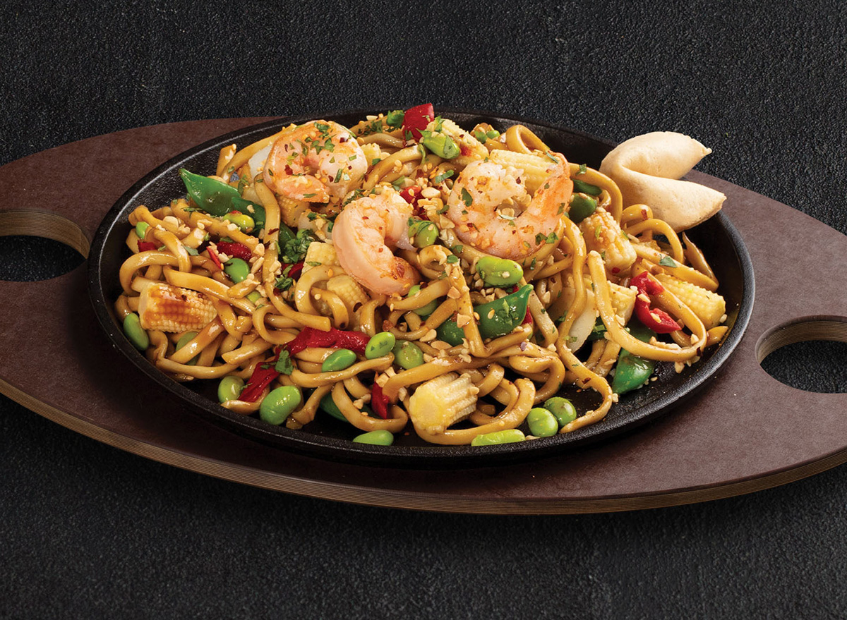 plate of sizzling street noodles from tgi fridays