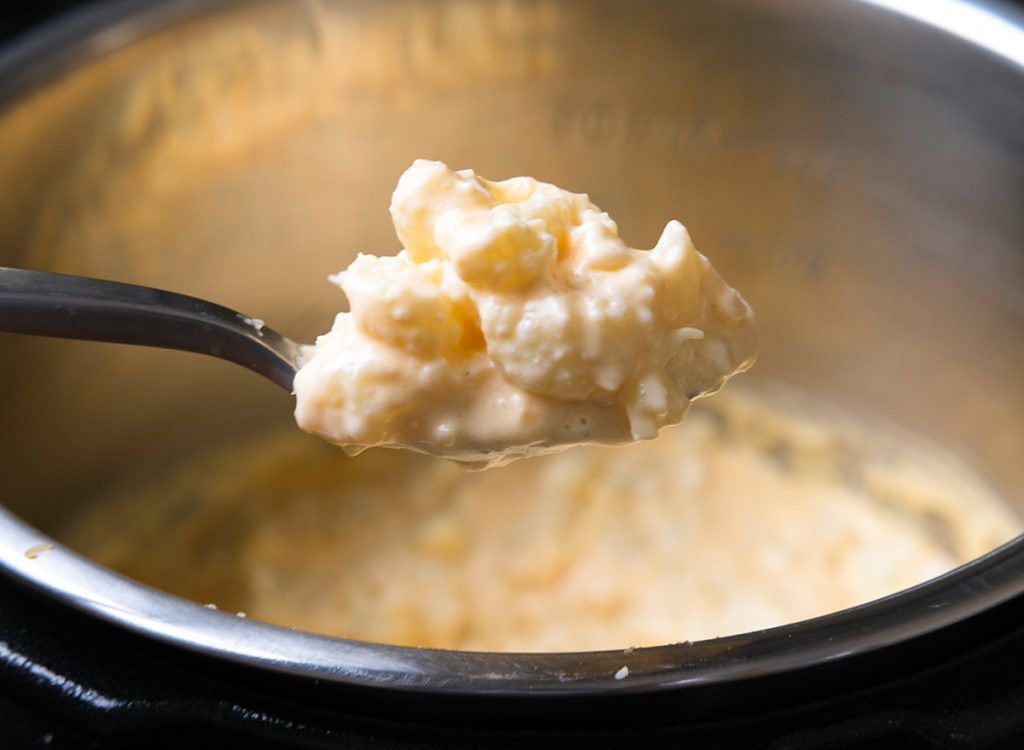 una bola de pasta de coliflor y queso de una olla instantánea
