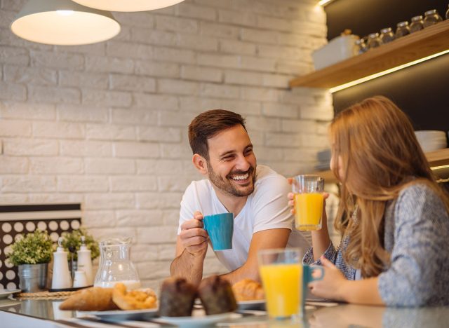 pareja desayunando