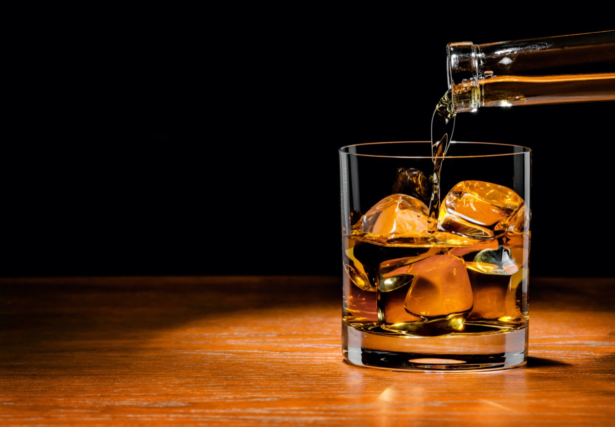 Rót rượu whisky vào ly