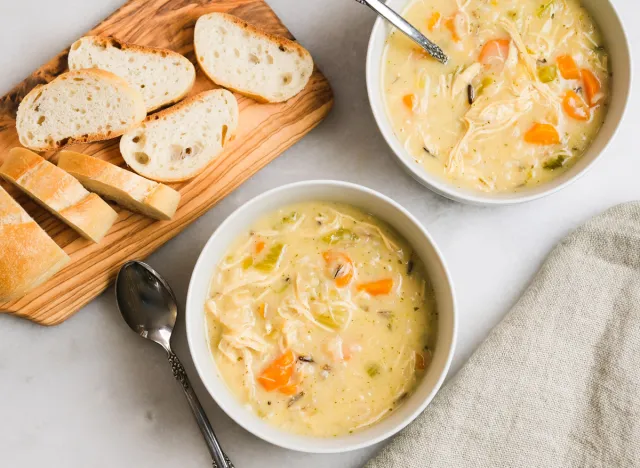 duas tigelas de frango instantâneo e sopa de arroz com pão