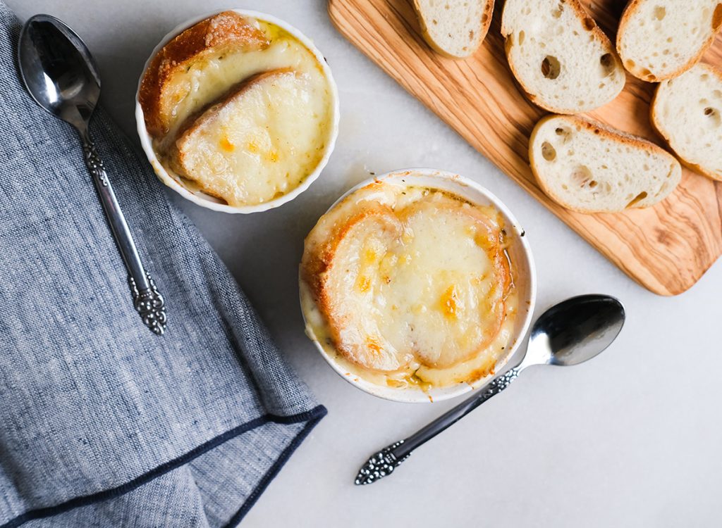 sopa instantánea de cebolla francesa con rebanadas de pan y queso derretido