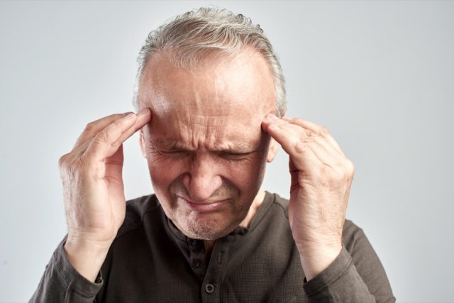 Viejo tocando su cabeza.  Dolor de cabeza.  enfermedad de alzheimer