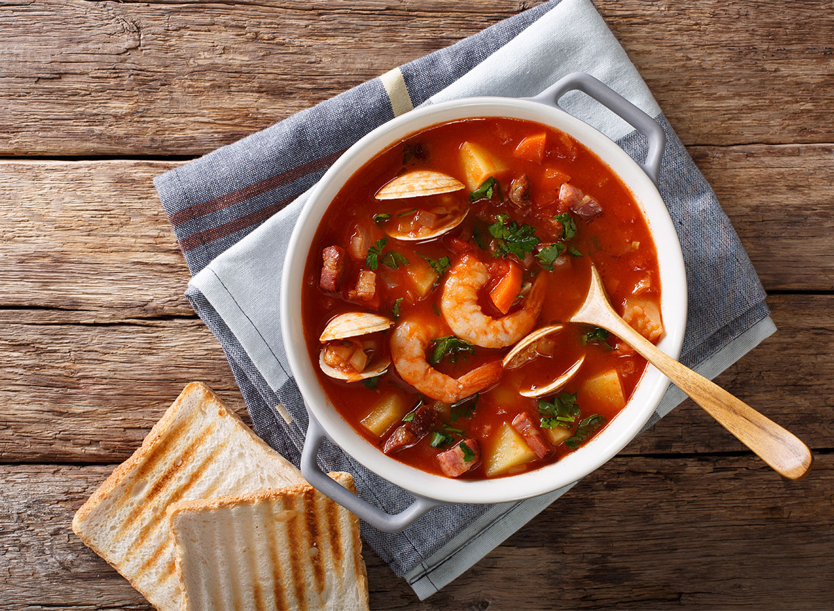 bowl of manhattan clam chowder