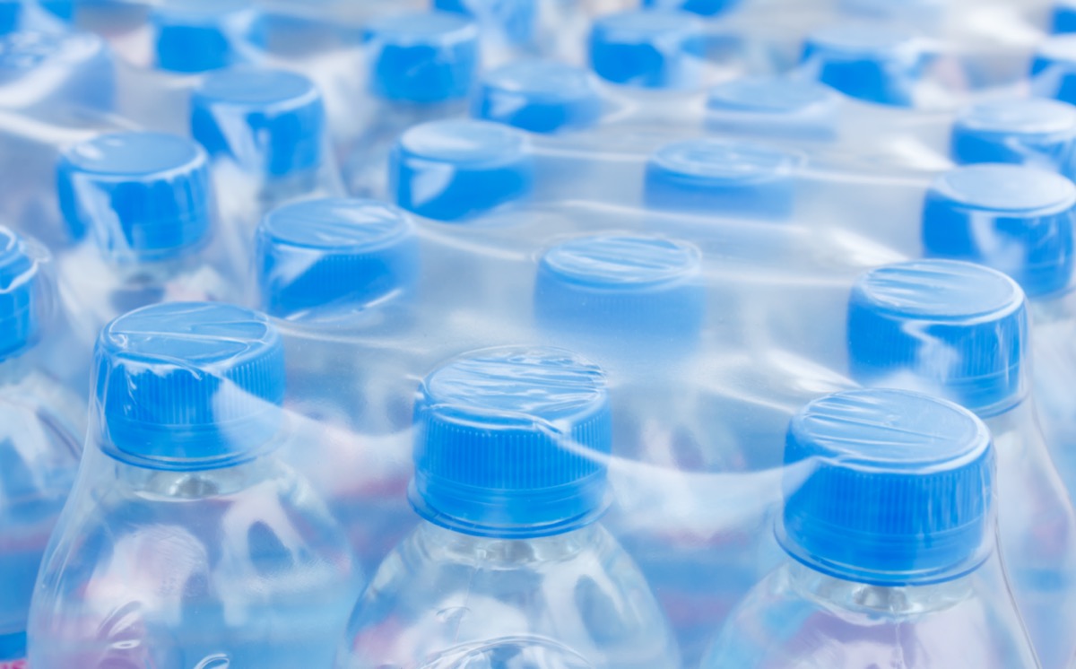 Filas de botellas de agua envueltas en plástico