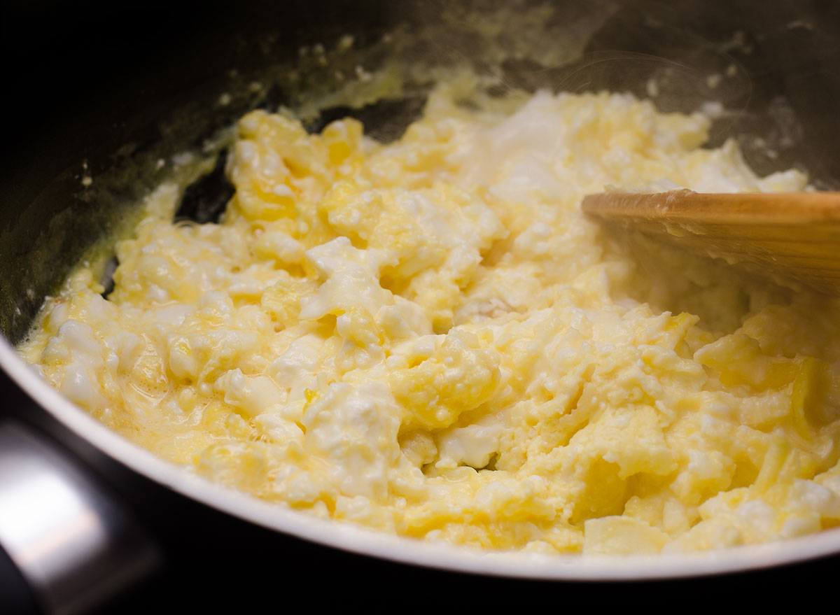 scrambled eggs pan