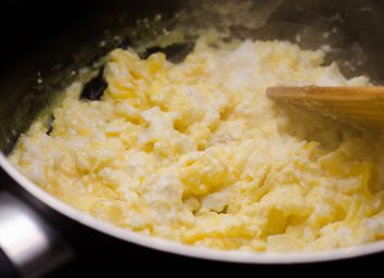 scrambled eggs pan