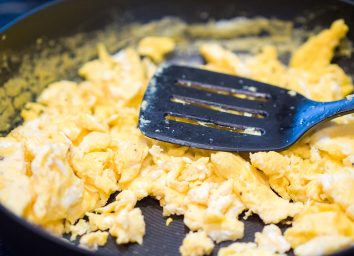 scrambled eggs spatula pan