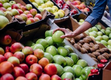 woman apple shopping in grocery store