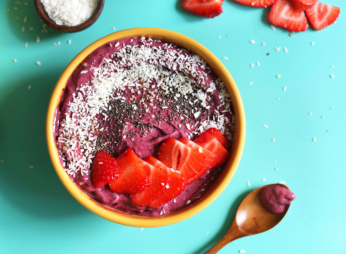 berry smoothie bowl