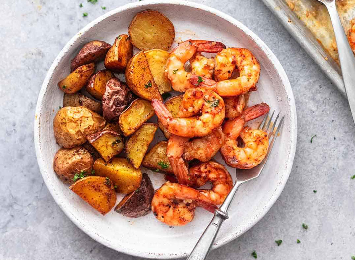 https://www.eatthis.com/wp-content/uploads/sites/4/2020/04/cajun-shrimp-potatoes-creme-de-la-crumb.jpg