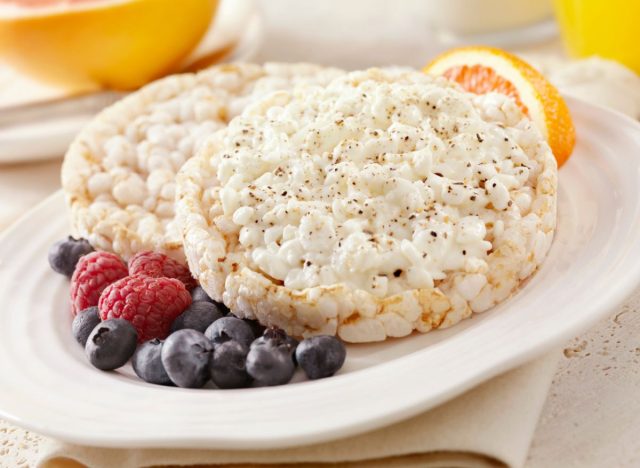 cottage cheese on rice cake